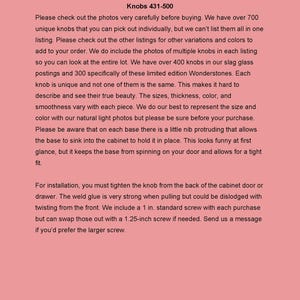Op de afbeelding: Tekst die het proces van het kopen van unieke glazen knoppen uitlegt. De tekst noemt meer dan 700 unieke knoppen, meer dan 400 knoppen van slakglas en meer dan 300 limited edition Wonderstones. De tekst vermeldt ook dat elke knop uniek is en dat de grootte, dikte, kleur en gladheid van stuk tot stuk vari&euml;ren. De tekst vermeldt ook dat de knoppen worden ge&iuml;nstalleerd door ze vast te draaien vanaf de achterkant van de kastdeur of lade. De tekst vermeldt ook dat een 1-inch standaard schroef wordt meegeleverd bij elke aankoop, maar dat een 1,25-inch schroef indien nodig kan worden verwisseld.