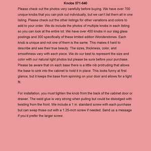 K&ouml;nnte beinhalten: Text, der den Prozess des Kaufs von einzigartigen Glaskn&ouml;pfen erkl&auml;rt. Der Text erw&auml;hnt, dass es &uuml;ber 700 einzigartige Kn&ouml;pfe gibt und dass jeder Knopf einzigartig ist und keiner dem anderen gleicht. Der Text erw&auml;hnt auch, dass die Kn&ouml;pfe aus Schlackenglas hergestellt sind und in verschiedenen Gr&ouml;&szlig;en, Dicken, Farben und Oberfl&auml;chen erh&auml;ltlich sind. Der Text erw&auml;hnt auch, dass die Kn&ouml;pfe mit einer 1 Zoll Standard-Schraube verkauft werden, aber dass eine 1,25 Zoll Schraube bei Bedarf ausgetauscht werden kann.