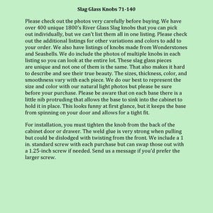Peut inclure: Gros plan sur un texte expliquant les d&eacute;tails des boutons en verre de scories. Le texte mentionne que les boutons sont uniques et se d&eacute;clinent en diff&eacute;rentes couleurs et tailles. Il explique &eacute;galement comment installer les boutons et qu'ils sont livr&eacute;s avec une vis de 1 pouce.