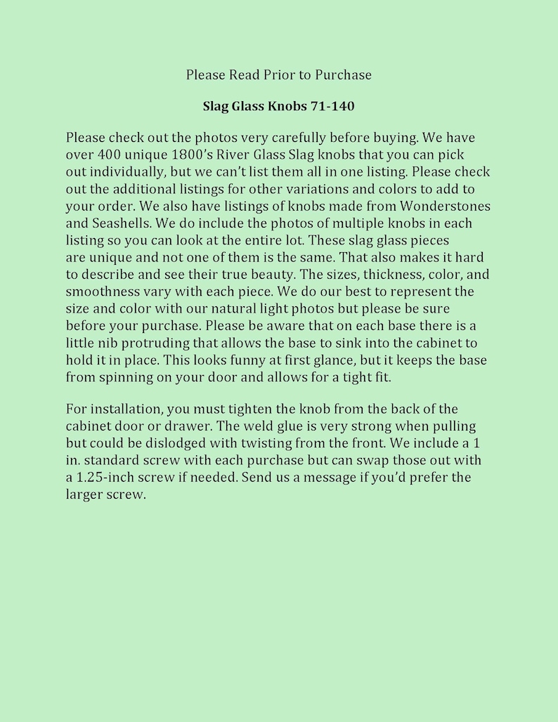 Peut inclure: Gros plan sur un texte expliquant les d&eacute;tails des boutons en verre de scories. Le texte mentionne que les boutons sont uniques et se d&eacute;clinent en diff&eacute;rentes couleurs et tailles. Il explique &eacute;galement comment installer les boutons et qu'ils sont livr&eacute;s avec une vis de 1 pouce.