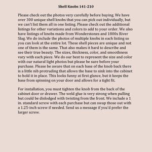 以下が含まれることがあります： 貝殻のノブの詳細を説明するテキストのクローズアップ。テキストには、ノブがユニークで、さまざまなサイズ、色、テクスチャがあることが記載されています。また、ノブはワンダーストーンと19世紀の川のスラグから作られていることも説明されています。テキストには、ノブは個別に販売されており、写真には各リストに複数のノブが表示されていることも記載されています。