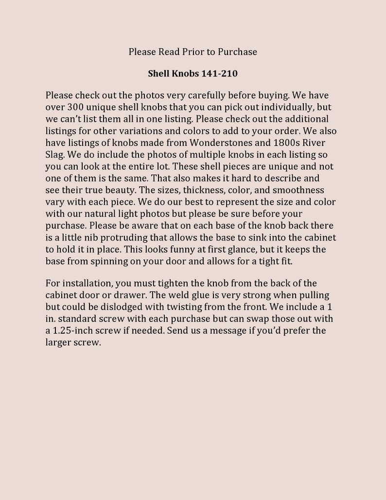 以下が含まれることがあります： 貝殻のノブの詳細を説明するテキストのクローズアップ。テキストには、ノブがユニークで、さまざまなサイズ、色、テクスチャがあることが記載されています。また、ノブはワンダーストーンと19世紀の川のスラグから作られていることも説明されています。テキストには、ノブは個別に販売されており、写真には各リストに複数のノブが表示されていることも記載されています。