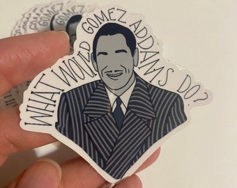 Könnte beinhalten: Ein weißer Aufkleber mit einer Schwarzweißillustration von Gomez Addams aus der Addams Family. Der Aufkleber trägt den Text "What would Gomez Addams do?" um die Illustration herum.
