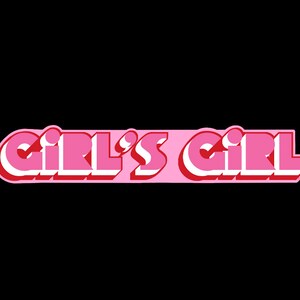 Può includere: Una grafica rosa e bianca con le parole "GIRL'S GIRL" in un font retrò. Il testo è delineato in rosso e posto su uno sfondo rettangolare rosa, il tutto su uno sfondo nero.