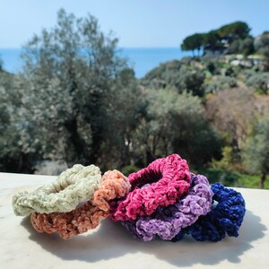 Scrunchies velluto all'uncinetto, morbidissimi, fatti a mano in Italia. Colori: rosa antico, lavanda, bordeaux, verde menta, blu notte