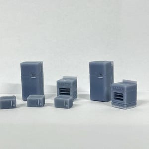Puede incluir: Un conjunto de electrodom&eacute;sticos de cocina en miniatura, que incluye dos refrigeradores, dos hornos y tres microondas. Los electrodom&eacute;sticos est&aacute;n hechos de pl&aacute;stico gris claro y miden aproximadamente 5 cm de alto.