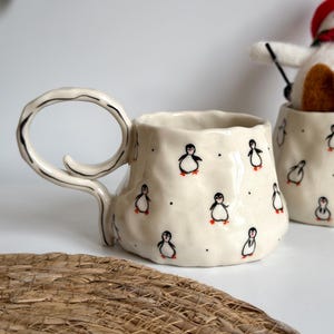 Taza de pingüino hecha a mano, bonita taza de café de cerámica, taza de té de gres única, cerámica de animales pintada a mano, regalo de invierno para los amantes de los pingüinos