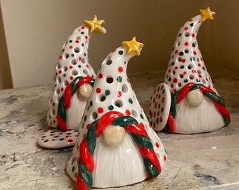 Handgemachte Keramik Gonks Weihnachten Wohndekor Objekt - Räucherstäbchen und Kerzenhalter in Form einer Weihnachtsmütze und Elfe