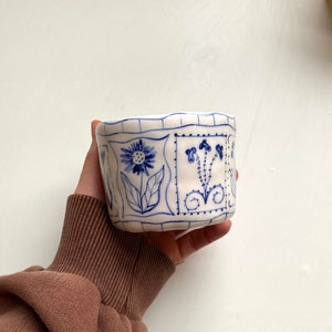 Handgefertigte Blaue Blumenkeramiktassen Handbemalte Rustikale Keramikteetassen Bloom Tarot Karten Becher Tasse Einzigartige Design Keramik Kaffeetasse Bild 10