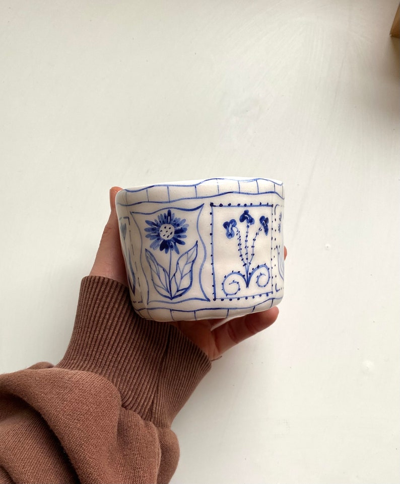 Handgefertigte Blaue Blumenkeramiktassen Handbemalte Rustikale Keramikteetassen Bloom Tarot Karten Becher Tasse Einzigartige Design Keramik Kaffeetasse Bild 10