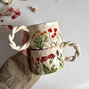 Taza de cerámica con flores silvestres hecha a mano: taza floral para té o café con asa retorcida