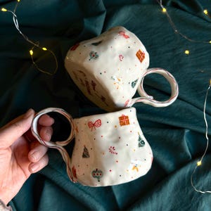 Handgefertigter Keramik-Weihnachtsbecher / Niedlicher Weihnachtsbecher – Minimalistischer Weihnachtsbecher, einzigartiger Weihnachtsbecher, Weihnachtsbaum, Weihnachtsschleife