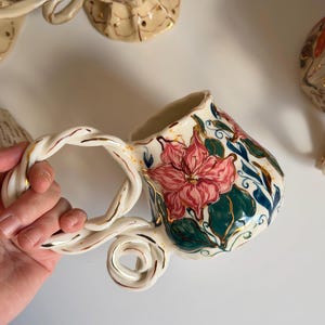 リリーフローラルマグ、手作りセラミックピンクリリーコーヒーマグ - 手描きフローラルマグ、ヴィンテージ陶器の素敵なマグ、彼女へのセラミックギフト