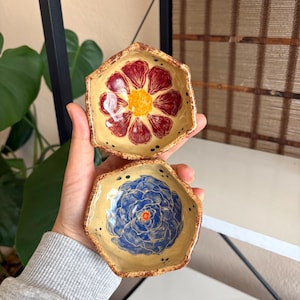 Blumen Ringschale 2er Set, Handgemachte Keramik Schmuckschale, Handbemalte Sechseckige Schale in Bordeaux und Kobaltblau