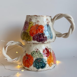 Handgefertigter Keramikbecher mit buntem Kürbisdesign, gemütlicher Becher mit buntem Kürbisdekor