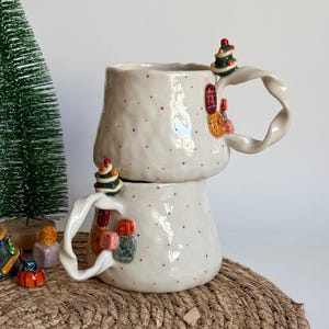 クリスマス手作りセラミックマグ、取っ手にミニクリスマスツリーが付いたエレガントな手作りセラミックマグ、ホリデーシーズン、3Dデザインのユニークなギフトカップ