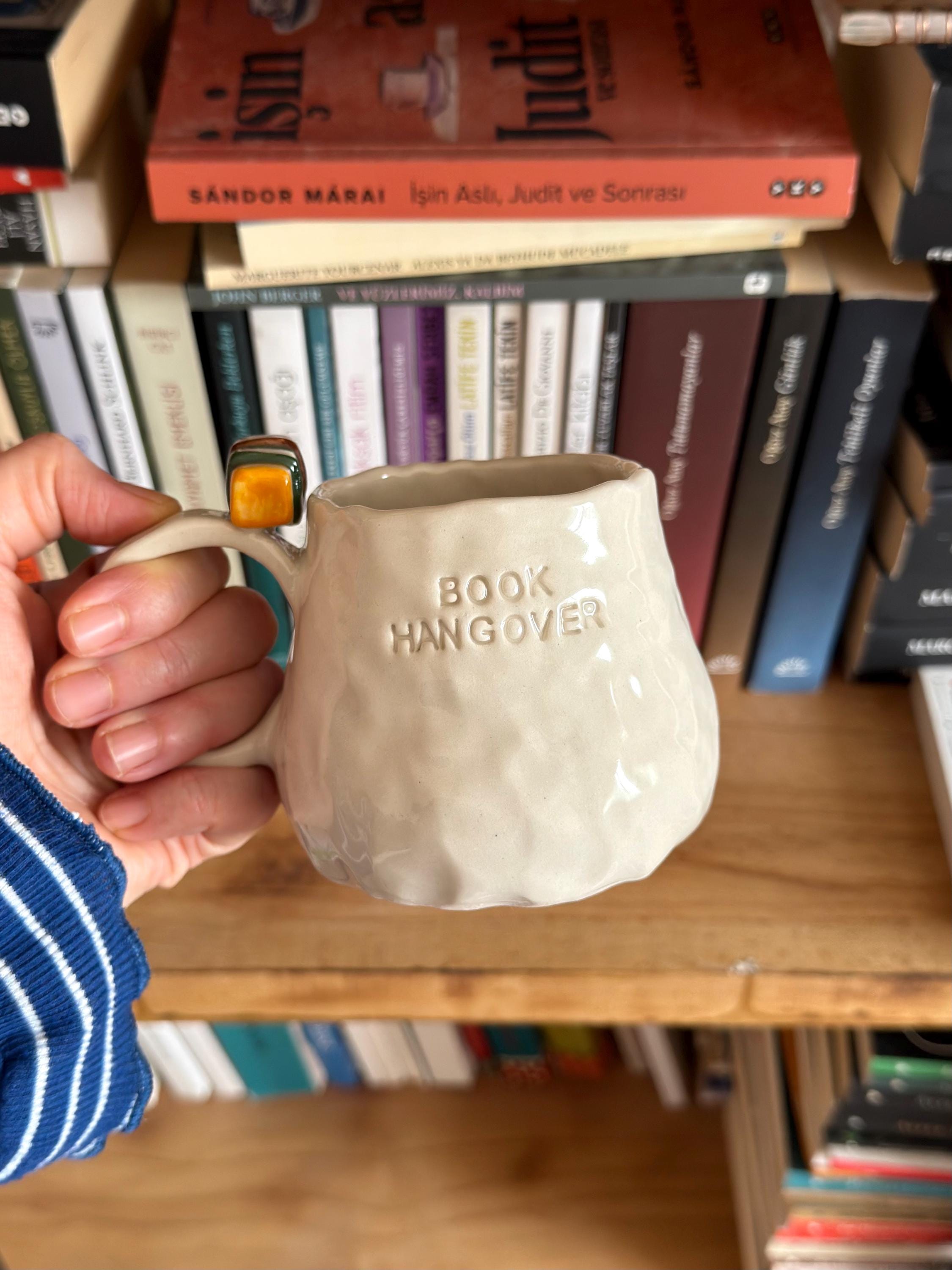 Becher für Bücherliebhaber – Handgefertigte Keramiktasse für Tee, Kaffee, Latte Macchiato und Cappuccino – Handbemalte Keramiktasse für Bücher- und Geek-Fans