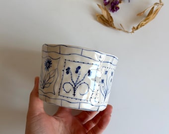 Taza de cerámica hecha a mano con diseño floral azul de cartas del tarot / Taza artesanal con diseño de flores azules