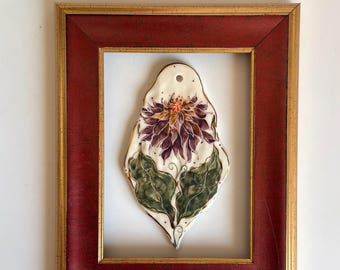Adorno de pared de cerámica dorada hecho a mano, decoración estética para el hogar, adornos florales, arte floral para el hogar, regalo único, decoración de pared encantadora.