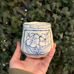 Ręcznie robiony niebieski kwiatowy ceramiczny kubek - ręcznie malowany rustykalny ceramiczny kubek do herbaty - kubek z kartami tarota Bloom - kubek do kawy o unikalnym wzornictwie / niebieski i biały
