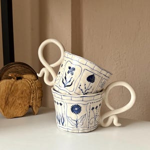 Tazza in ceramica floreale blu fatta a mano - Tazza da tè in ceramica rustica dipinta a mano - Tazza con tarocchi floreali - Tazza da caffè in ceramica dal design unico