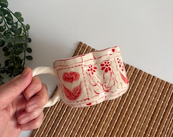 Taza de cerámica hecha a mano con forma de corazón y diseño floral rojo - Regalo perfecto para San Valentín - Estilo rústico pintado a mano - Cartas del Tarot Bloom - Diseño único