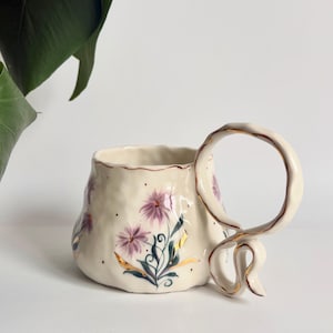 Taza de cerámica hecha a mano, taza de café con flor de aster lila, taza hecha a mano con la flor de nacimiento de septiembre, taza boho con detalles dorados y flores.