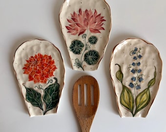 Repose-cuillère floral, repose-cuillère en céramique fait main, ustensiles de cuisine en poterie peints à la main, repose-cuillères uniques, repose-cuillère artistique