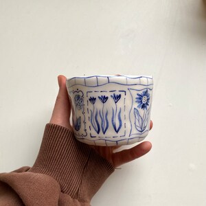 Handgefertigte Blaue Blumenkeramiktassen Handbemalte Rustikale Keramikteetassen Bloom Tarot Karten Becher Tasse Einzigartige Design Keramik Kaffeetasse Bild 8