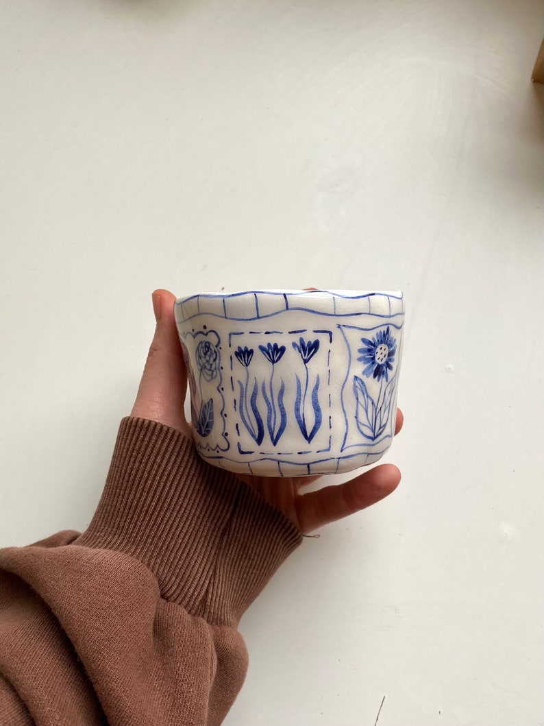 Handgefertigte Blaue Blumenkeramiktassen Handbemalte Rustikale Keramikteetassen Bloom Tarot Karten Becher Tasse Einzigartige Design Keramik Kaffeetasse Bild 8