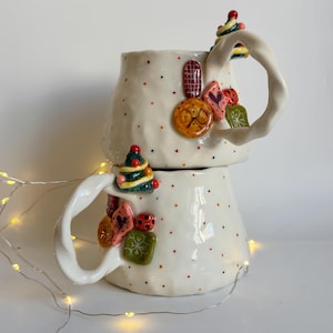 Ręcznie robiony ceramiczny kubek świąteczny, elegancki ręcznie robiony ceramiczny kubek z miniaturową choinką na uchu, na okres świąteczny, wyjątkowy kubek prezentowy z trójwymiarowym wzorem