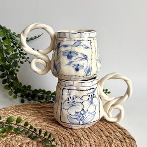 Ręcznie robiony niebieski kwiatowy ceramiczny kubek - ręcznie malowany rustykalny ceramiczny kubek do herbaty - kubek z kartami tarota Bloom - kubek do kawy o unikalnym wzornictwie / niebieski i biały