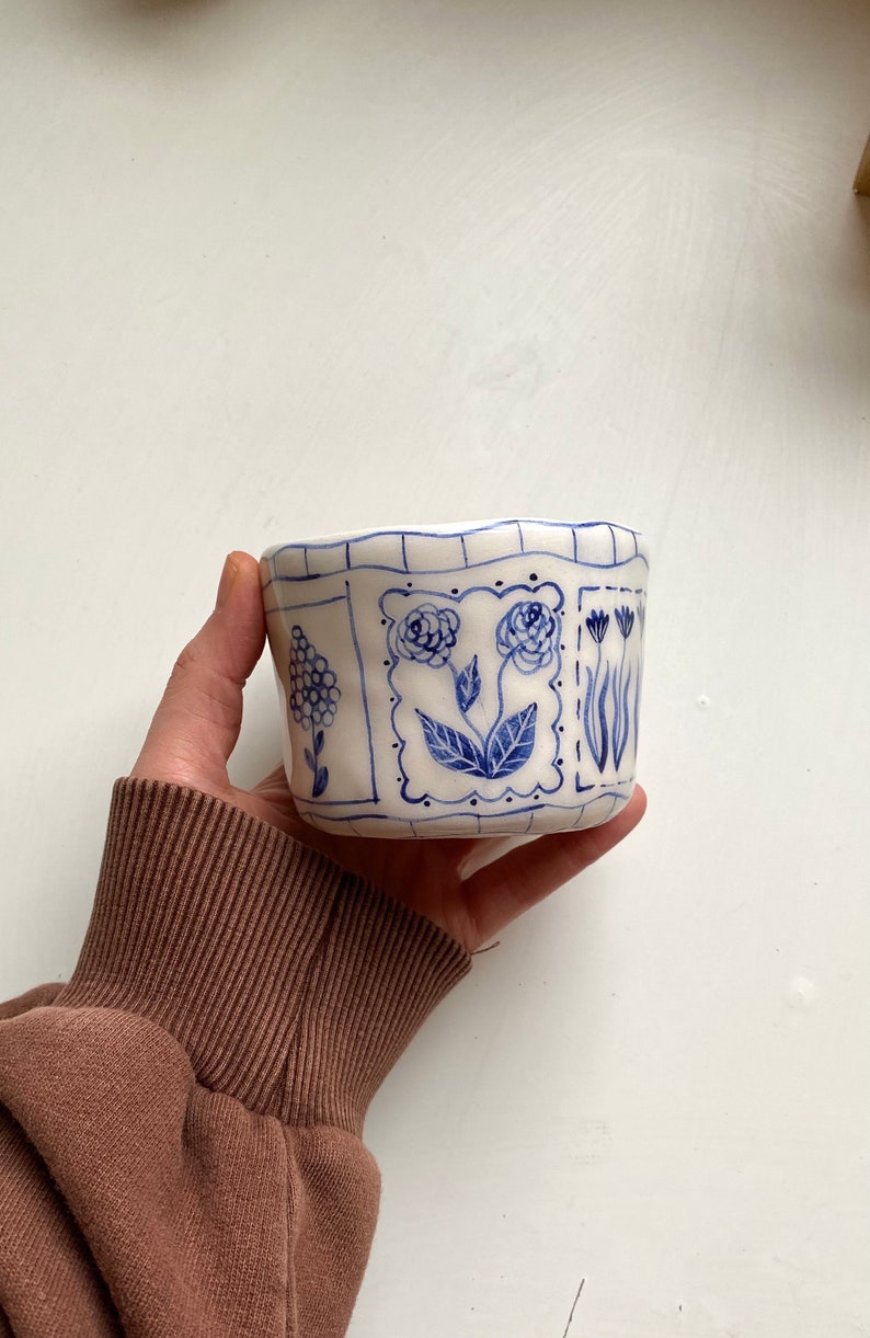 Handgefertigte Blaue Blumenkeramiktassen Handbemalte Rustikale Keramikteetassen Bloom Tarot Karten Becher Tasse Einzigartige Design Keramik Kaffeetasse Bild 9