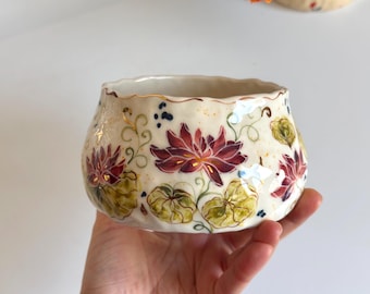 Bol de cerámica hecho a mano con flores de loto artísticas con detalles dorados, ilustraciones de nenúfares pintadas a mano, bol con temática botánica.