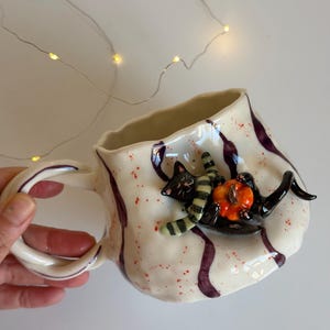 Mug d'Halloween en céramique fait main n° 2, Mug à café en céramique avec un adorable chat noir pour les amoureux des chats, Tasse - Mug artisanal, Mug avec un adorable chat