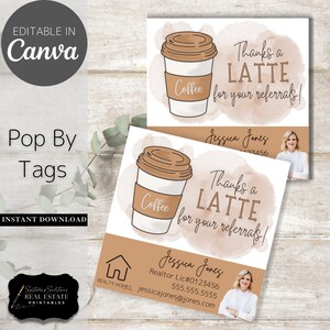 Peut inclure: Une tasse à café marron et blanche avec le mot "Coffee" écrit dessus. La tasse est sur un fond aquarelle avec le texte "Thanks a Latte for your referrals!" et une carte de visite avec le nom "Jessica Jones" et les coordonnées.