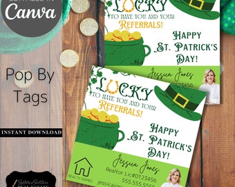 Op de afbeelding: Een groene en gouden printbare St. Patrick's Day-tag met een pot goud, een kabouterhoed en de tekst "Lucky to have you and your referrals! Happy St. Patrick's Day!" De tag bevat ook een visitekaartje met de naam "Jessica Jones" en contactgegevens.
