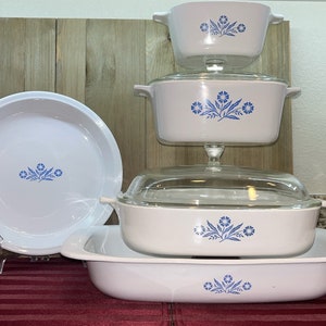 Rôtissoire de bleuet bleu Corning Ware vintage, Batterie de cuisine de 11 po. avec couvercle, Cocotte de 1 1/2 pinte avec couvercle, 22 onces avec couvercle, Moule à tarte, Achetez-en un ou achetez-en un image 1