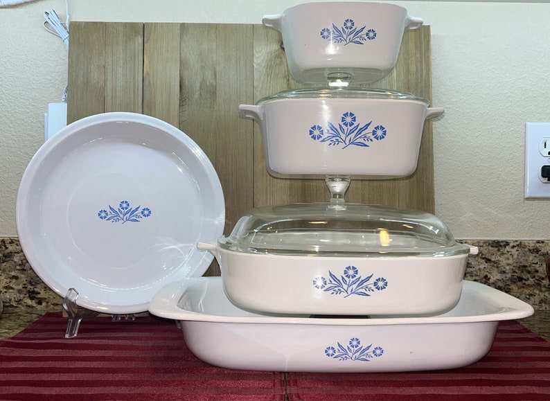 Rôtissoire de bleuet bleu Corning Ware vintage, Batterie de cuisine de 11 po. avec couvercle, Cocotte de 1 1/2 pinte avec couvercle, 22 onces avec couvercle, Moule à tarte, Achetez-en un ou achetez-en un image 1