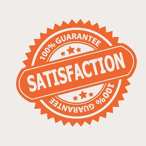 Pu&ograve; includere: Sigillo grafico arancione e bianco con le parole "SATISFACTION" e "100% GARANZIA". Il sigillo ha un design a stella sui bordi e tre stelle all'interno.