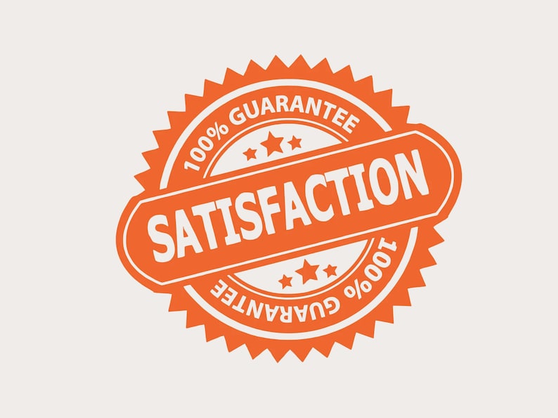 Pu&ograve; includere: Sigillo grafico arancione e bianco con le parole "SATISFACTION" e "100% GARANZIA". Il sigillo ha un design a stella sui bordi e tre stelle all'interno.