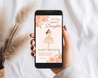 Op de afbeelding: Een roze en perzikkleurige bloemen telefoonachtergrond met een cartoonillustratie van een vrouw in een geel topje en een roze rok die een glas champagne vasthoudt. De tekst luidt "To My Beautiful Daughter Happy Birthday Sending You Lots Of Love On Your Special Day Mum XXX".