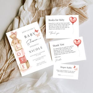 Peut inclure: Ensemble de faire-part de baby shower avec un ours en peluche aquarelle, des blocs épelant "LOVE" et des papillons. L'invitation indique "Rejoignez-nous pour une baby shower en l'honneur de Nicole samedi 14 février à 14h". Cartes incluses.