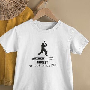 Cricket, habilidades de críquet cargando camiseta infantil, pequeño jugador de críquet, futuro jugador de críquet, regalo de jugador de críquet, regalo de papá, papá de críquet, críquet