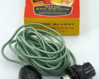 Interrupteur et douille voleuse en bakelite, datant des années 1950s, fabriquée en Angleterre par Pifco