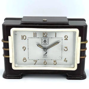 Large brown bakelite pendulum alarm clock, from the French brand Jaz, dating from the 1940s