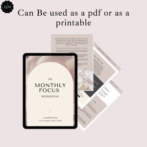 Może przedstawiać: Tablet cyfrowy wyświetlający "the MONTHLY FOCUS WORKBOOK" z beżowym łukiem. Dodatkowe strony pokazują zawartość zeszytu ćwiczeń i tekst "Can Be used as a pdf or as a printable". Zeszyt ćwiczeń ma pomóc w koncentracji i wyznaczaniu celów.