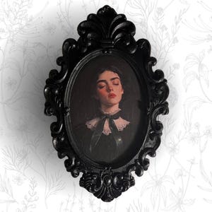 The Girl with the Green Ribbon - Gothic Wandkunst - Dark Folklore Décor - Victorian Gothic Portrait mit Rahmen - Gruseliges Horror Kunstwerk