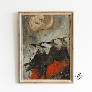 Puede incluir: Una impresión enmarcada vintage de tres brujas caminando por un bosque nevado bajo una luna creciente. Las brujas llevan capas negras y sombreros puntiagudos. La impresión tiene un aspecto desgastado y antiguo.