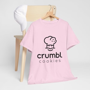 Crumbl Cookie ユニセックス Tシャツ、クッキー好きのためのピンクの T シャツ、ソフトコットンシャツ、ベーカリー T シャツギフト、デザート好きのトップス、焼き菓子グラフィック T シャツ